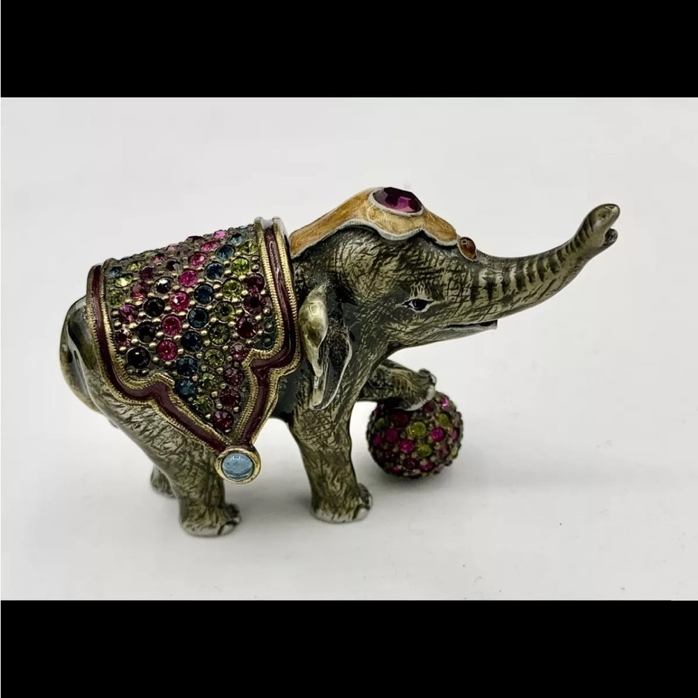 Jay Strongwater Barnum Baby Circus Elephant With Trinket Box.
NEW IN BOX
5035